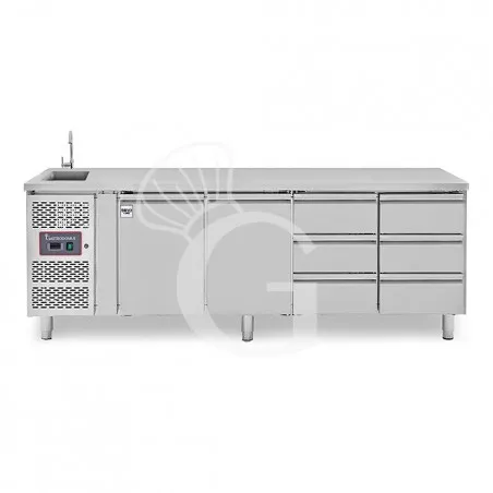 Tavolo refrigerato 6 cassetti 2 porte con lavello,motore a sinistra Prof. 700 mm, temp. +2°C/+8°C, completo di rubinetto Ultime Pezzi