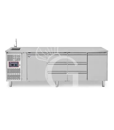 Acquista Ora Tavolo refrigerato 6 cassetti centrali, 2 porte, lavello, rubinetto, motore a sinistra, P 700 mm, +2°C/+8°C