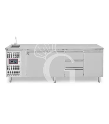 Tavolo refrigerato 3 cassetti centrale destro, 3 porte, lavello e rubinetto, motore a sinistra, P 700 mm, +2°C/+8°C Sconto
