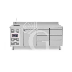 Tavolo refrigerato 6 cassetti da 1/2 a destra, 1 porta, lavello, rubinetto, alzatina,motore a sinistra, P 700 mm, +2°C/+8°C Popolare
