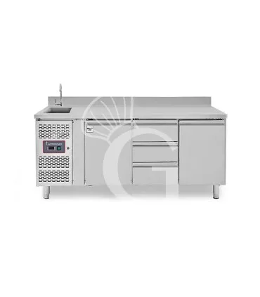 Tavolo refrigerato 3 cassetti centrali, 2 porte, lavello, rubinetto e alzatina, motore a sinistra P 700 mm, +2°C/+8°C Offerta Speciale