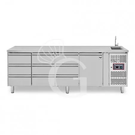 Offerta Speciale Tavolo refrigerato 9 cassetti 1 porta con lavello, Prof. 700 mm, temp. +2°C/+8°C, completo di rubinetto
