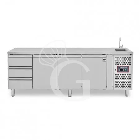 Tavolo refrigerato 3 cassetti 3 porte con lavello, Prof. 700 mm, temp. +2°C/+8°C, completo di rubinetto Pagamento Sicuro