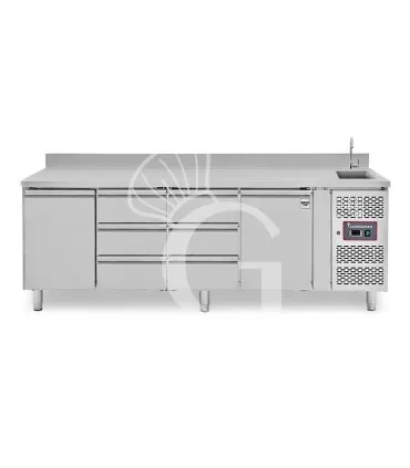 Tavolo refrigerato 6 cassetti centrali, 2 porte, lavello, rubinetto, alzatina, P 700 mm, +2°C/+8°C Soddisfatti O Rimborsati
