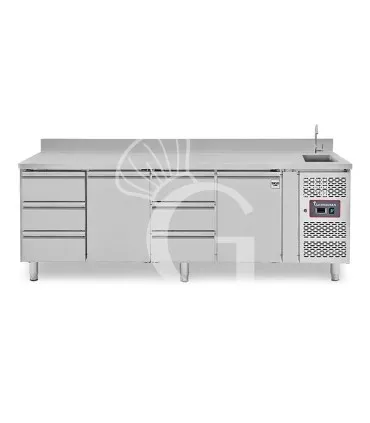 Must-Have Tavolo refrigerato 6 cassetti + 2 porte alternati, lavello, rubinetto, alzatina, P 700 mm, +2°C/+8°C