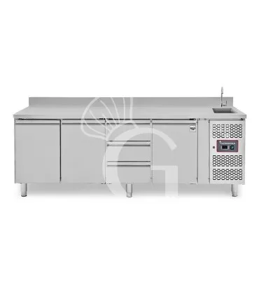 Compra Adesso Tavolo refrigerato 3 cassetti 3 porte con lavello e alzatina, Prof. 700 mm, temp. +2°C/+8°C, completo di rubinetto