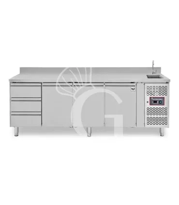 Tavolo refrigerato 3 cassetti a sinistra, 3 porte, lavello, rubinetto e alzatina, P 700 mm, +2°C/+8°C Prezzo Ridotto