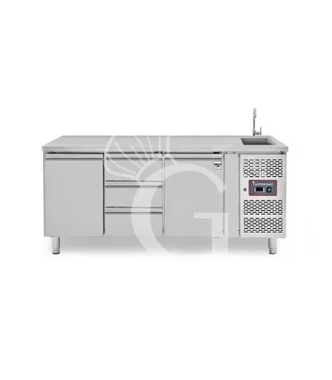 Prezzo Basso Tavolo refrigerato 3 cassetti centrali, 2 porte, lavello e rubinetto, P 700 mm, +2°C/+8°C