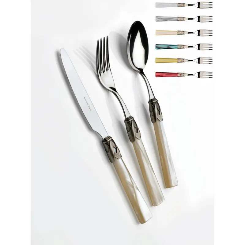 Offerta CAPRI Ghiera ANTICO, 6 posti tavola, Servizio posate 24 pezzi in acciaio inox 18/10 lucido spessore 2,5 mm Manico in acrilico madreperlato con ghiera in metallo effetto antichizzato lavabile in lavastoviglie Domus e Design bianco perlato