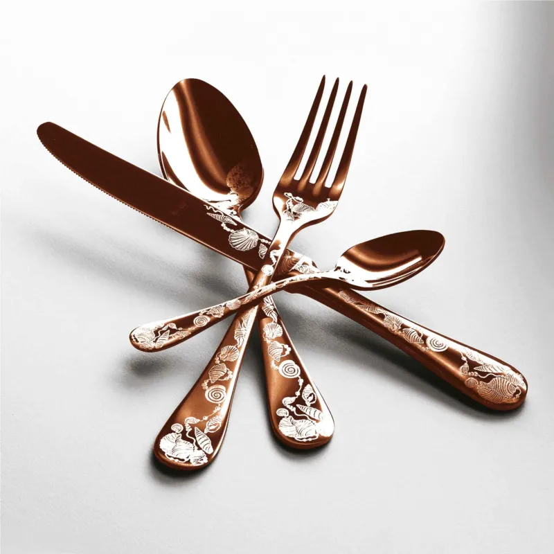 Bestseller Servizio 36 pezzi Vintage Bronzo in Acciaio Inossidabile, colore Bronzo Opaco, Lavorazione della supperficie con impiantazione di Titanio PVD MEPRA S.p.a.