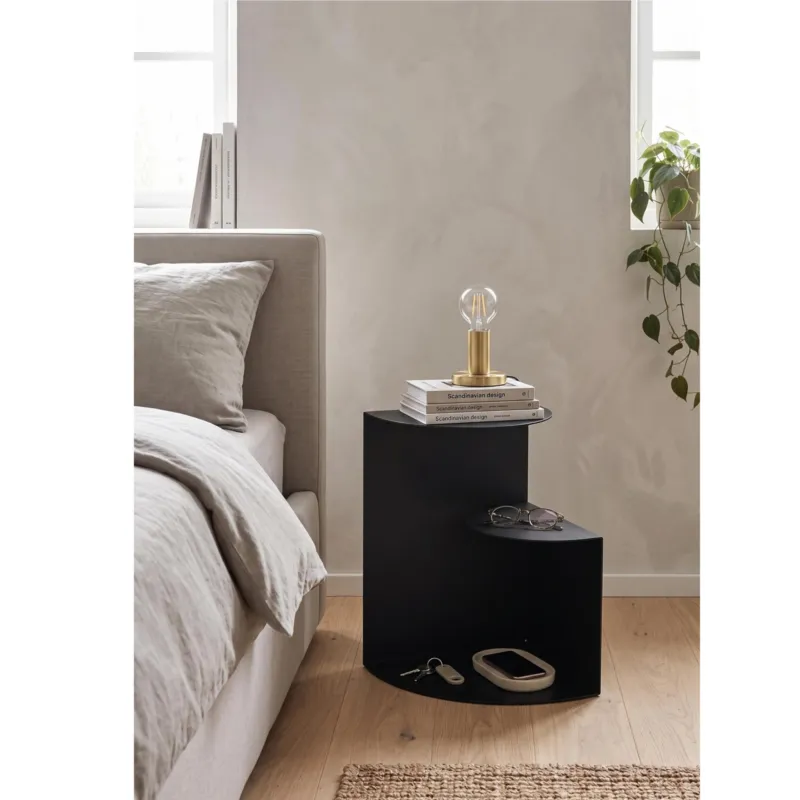 Sidetable SLOPE dal design minimal e moderno Dimensioni 37x38xh 50 cm che può essere utilizzato sia come tavolino di servizio lato divano sia come semplice comodino colore NERO RAL 9005 D-segno Home Office Nuova Collezione