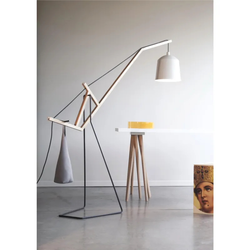 Lampada da Terra di Design Aust & Amelung A FLOOR LAMP Dimensioni 49x49x h 235 cm Peso 15 kg braccio in legno di frassino e acciaio verniciato WHITE TRAFFIC RAL 9016 Covo Design Direttamente Dal Produttore