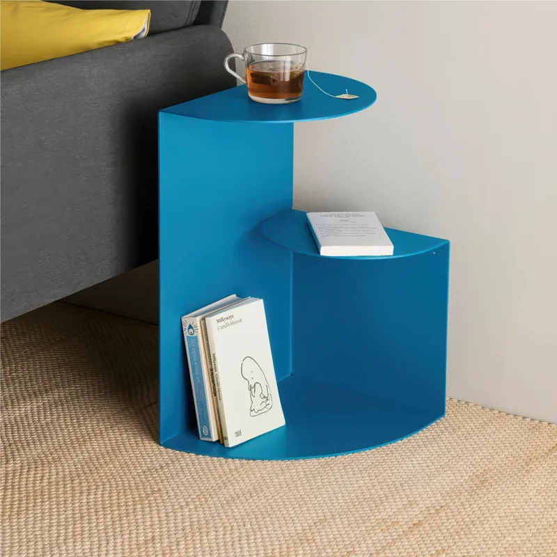 Sidetable SLOPE dal design minimal e moderno Dimensioni 37x38xh 50 cm che può essere utilizzato sia come tavolino di servizio lato divano sia come semplice comodino colore Blu Lago D-segno Home Office A Buon Prezzo