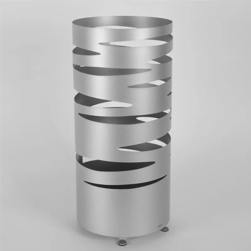 Offerta Del Giorno Portaombrelli design moderno Struttura in metallo tagliata al laser STRAPPI BIG Dimensioni 25x25xh 58 cm con piedini rialzati e vaschetta raccogli acqua colore Argento Metallizzato Ceart