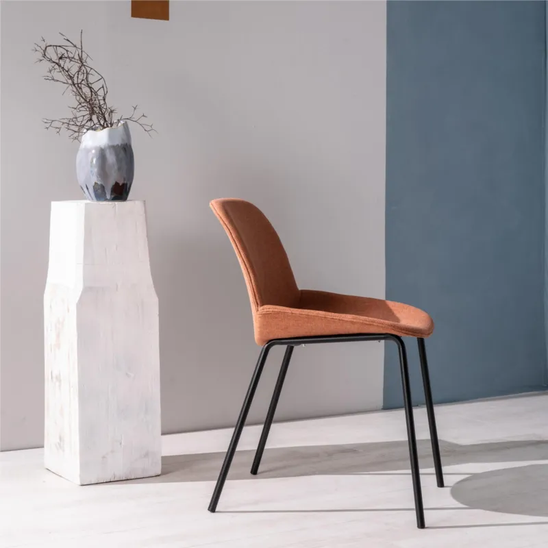 Sedia dalle linee morbide ed Rivestimento tessuto danno forma a MODELLO EVA dimensioni 52x46x h 80 cm - peso 5,5 kg sedia in tessuto Rivestimento ruggine Stones Srl Di Tendenza