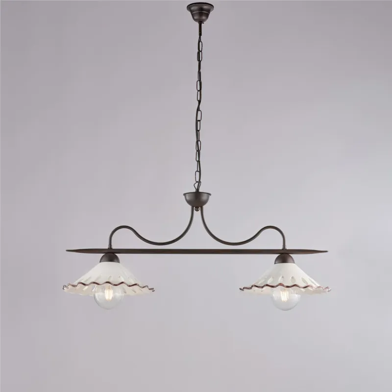 Lampadario in ferro laccato nero e decorazione effetto ruggine A 2 luci MOD OSTERIA Dimensioni 83x30xh 36 cm allungabile fino a 96 con diffusori in ceramica diametro 30 bianco e marrone Be Light Promo Stagionale