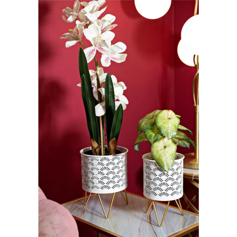 Coppia di portavasi in metallo bianco con intagli geometrici regolari Dimensioni Ø 16x h 20 Ø 13x h20 cm elegantemente decorati colore bianco Mauro Ferretti Saldi