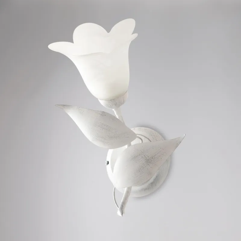 Novità Applique Olga in ferro laccato bianco con decorazione argento e vetro alabastro bianco 1 luce , altezza 33 Cm, larghezza 21 Cm Be Light