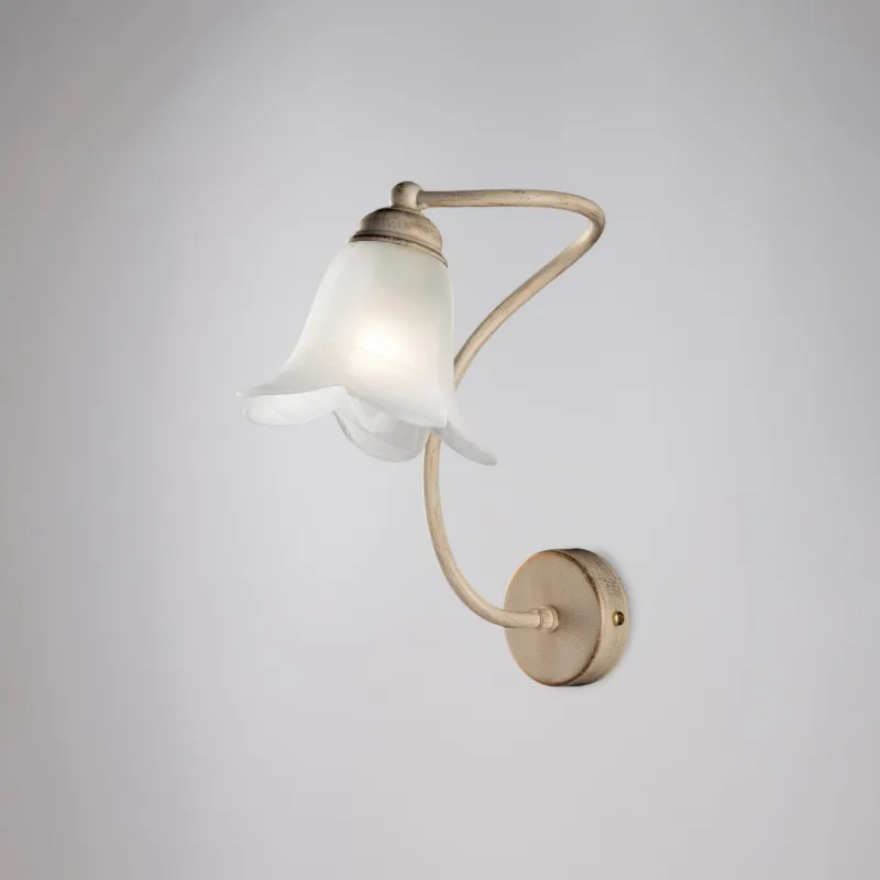 Applique Alice in ferro laccato avorio con decorazione oro chiaro e vetro alabastro bianco 1 luce, altezza 30 Cm, larghezza 26 Cm Be Light Quantità Limitata