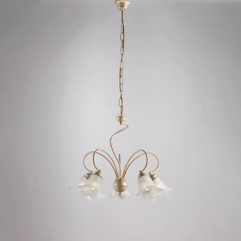 Lampadario Alice in ferro laccato avorio con decorazione oro chiaro e vetri alabastro bianchi 5 luci, altezza 46 Cm, Cavo allungabile fino a 106 Cm, larghezza 57 Cm Be Light Occasione Imperdibile