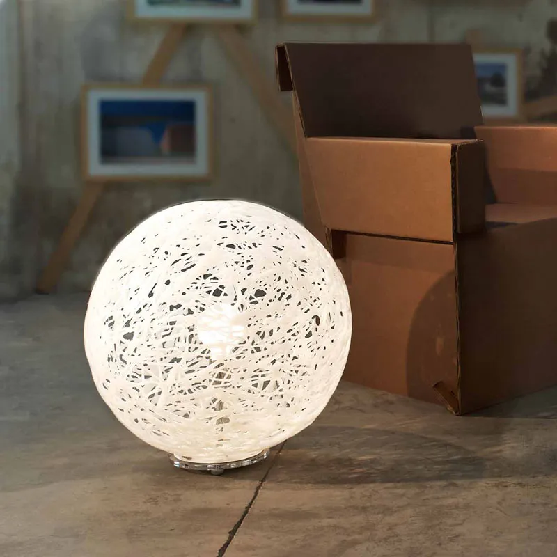 Lampada da terra in Polypropylene realizzata con materiali di riciclo RELOAD Ø 48xh 52 cm in materiale plastico termofuso riciclato Multicolor bianco Emporium Spedizione Espresso