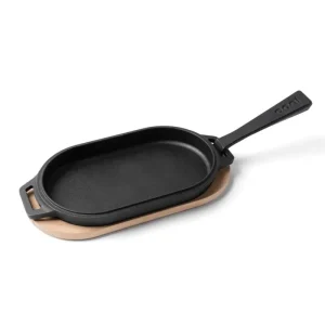 Promozione Esclusiva Ooni - Piastra liscia ovale con manico in ghisa e supporto in legno 31 cm