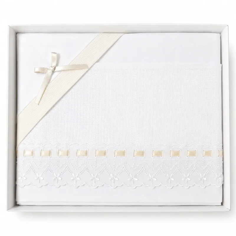 Offerta Completo Lenzuola Lettino Tela Aida Fondo Bianco e Decoro Vari Colori 3 pz art.14/05 dis.283 - Mio Piccolo