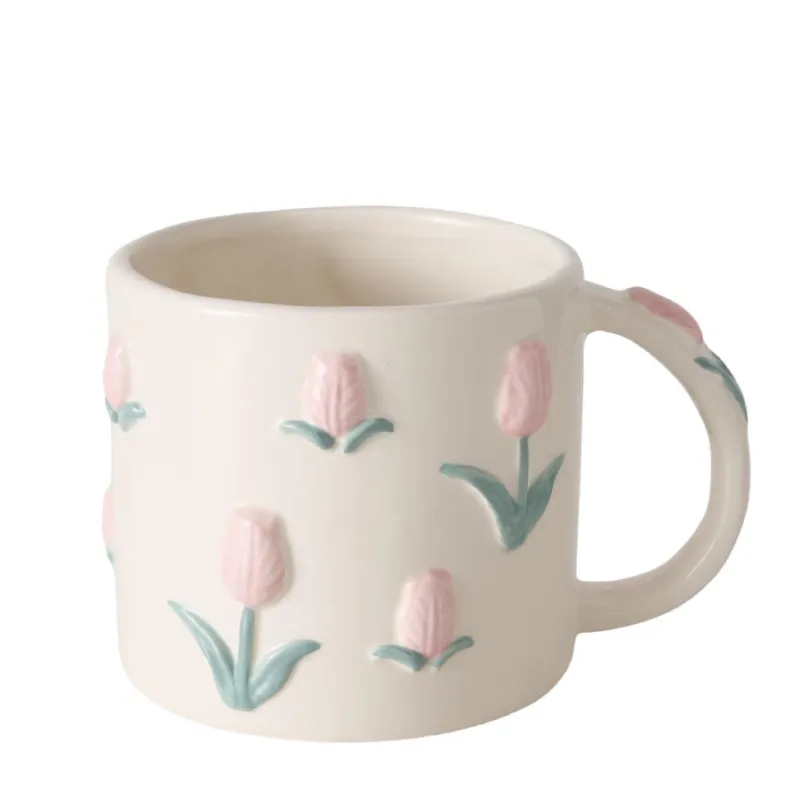 Mug bianca in gres con tulipani in rilievo rosa decorati – 10,5 x 9,5 cm Must-Have